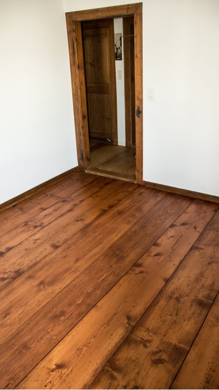 Der Boden in einem Altbau wurde komplett mit echtem, und zum Schutz lasiertem, Tanne-Altholz neu verlegt. Der Bodenaufbau inkl. Isolation wurde ersetzt. 