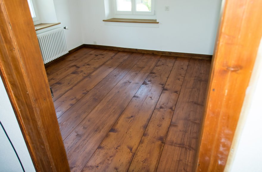 Der Boden in einem Altbau wurde komplett mit echtem, und zum Schutz lasiertem, Tanne-Altholz neu verlegt. Der Bodenaufbau inkl. Isolation wurde ersetzt. 