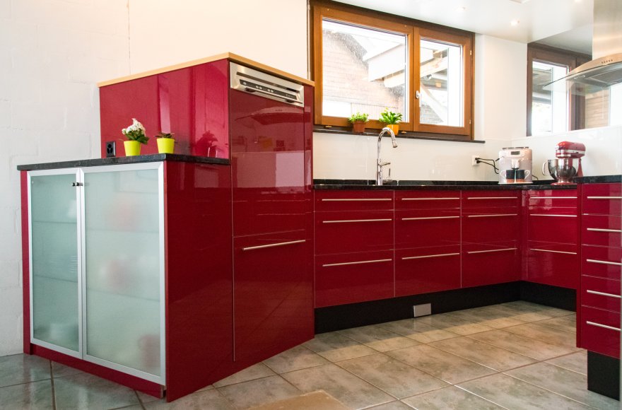 Komplett neu erstellte, durch Bruno Ernst gestaltete Einbauküche.