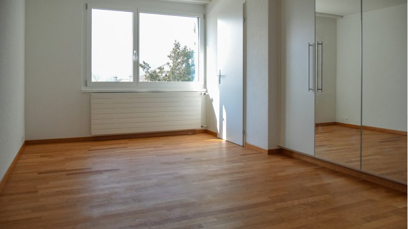 Das Zimmer wurde gesamthaft renoviert. Der Boden (Eichenparkett) wurde neu verlegt. Der Kleiderschrank ist in die Nische eingepasst und mit zweckmässiger Inneneinteilung ausgestattet. Mit eingebauter Deckenbeleuchtung.
