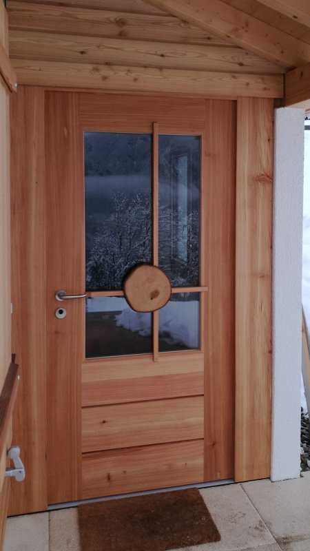 Die rustikale Eingangstüre wurde von mir in einem Chalet montiert. Die Türe wurde von der Schreinerei Lohrer hergestellt.