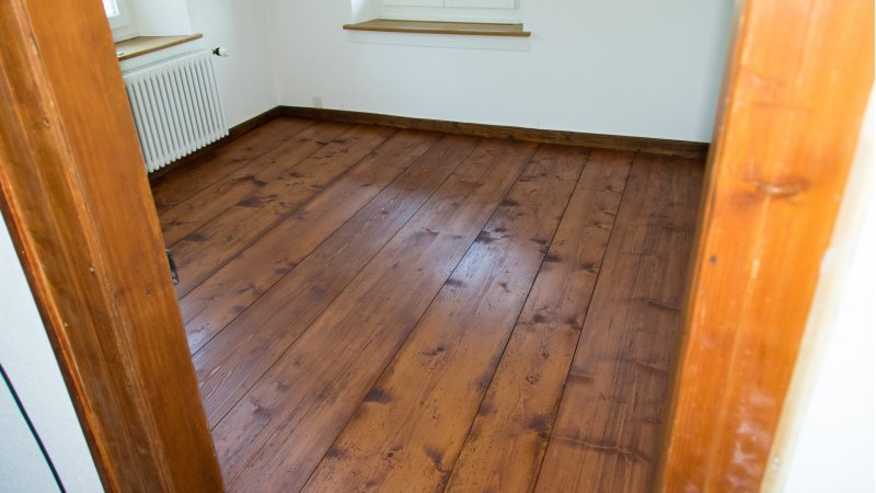 Der Boden in einem Altbau wurde komplett mit echtem, und zum Schutz lasiertem, Tanne-Altholz neu verlegt. Der Bodenaufbau inkl. Isolation wurde ersetzt. 