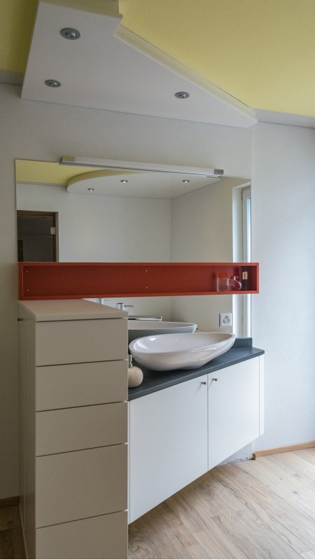 Lavabounterbau und Schubladenstock mit Schieferabdeckung. Wirkungsvolles Detail ist der Baldachin mit stimmungsvollem Licht (dimmbar). Für starkes Licht zum Rasieren und Schminken kann die Leuchtstoffröhre zugeschaltet werden.