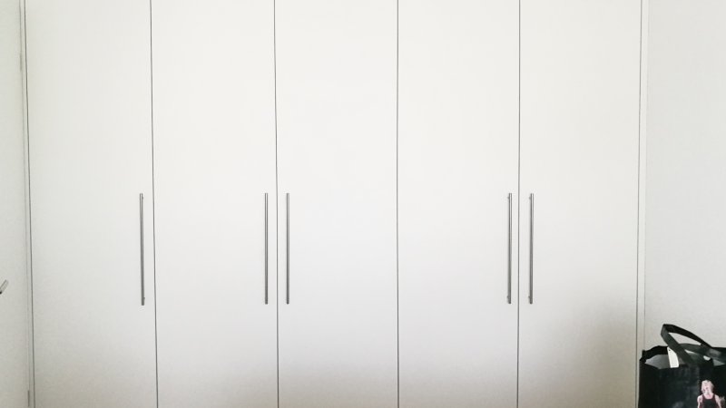 Schlichter Kleiderschrank als Einbauschrank in Neubauwohnung.