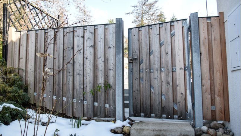 Gartenzaun und Gartentor in Zusammenarbeit mit einem Schlosser (Richi Amsler) designed und erstellt. 
