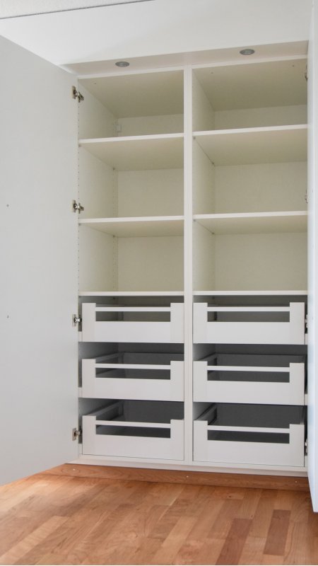 Einbauschrank mit Regalen und Schubladen